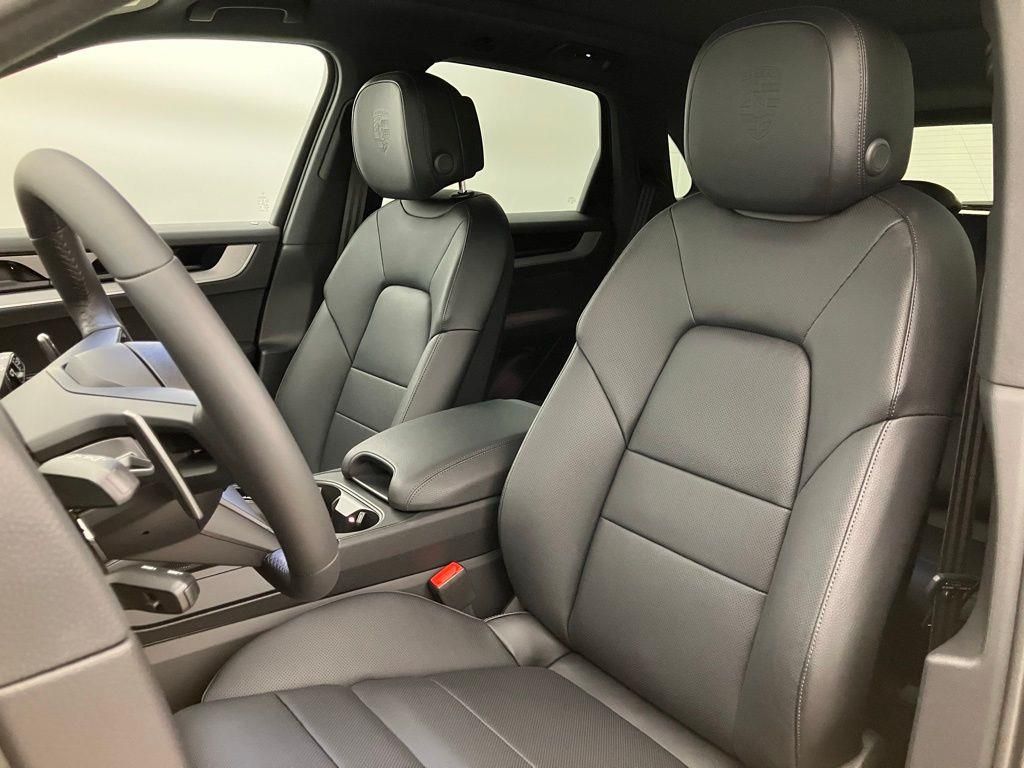 2025 Porsche Cayenne Base photo 5