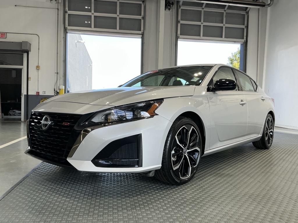 2024 Nissan Altima 2.5 SR photo 2