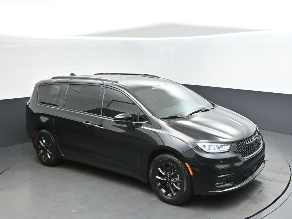 2022 Chrysler Pacifica Touring L's photo