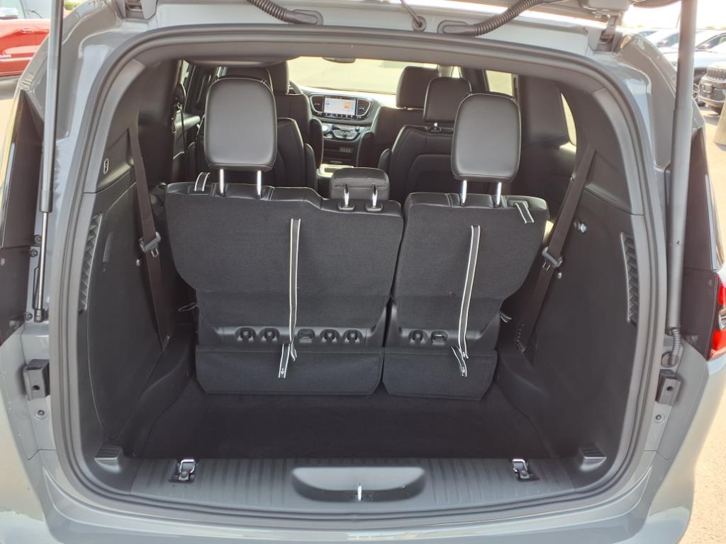 2025 Chrysler Pacifica photo 9