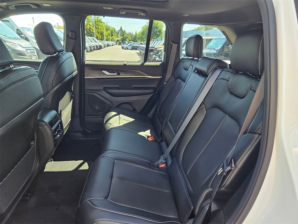 2025 Jeep Grand Cherokee Limited photo 13