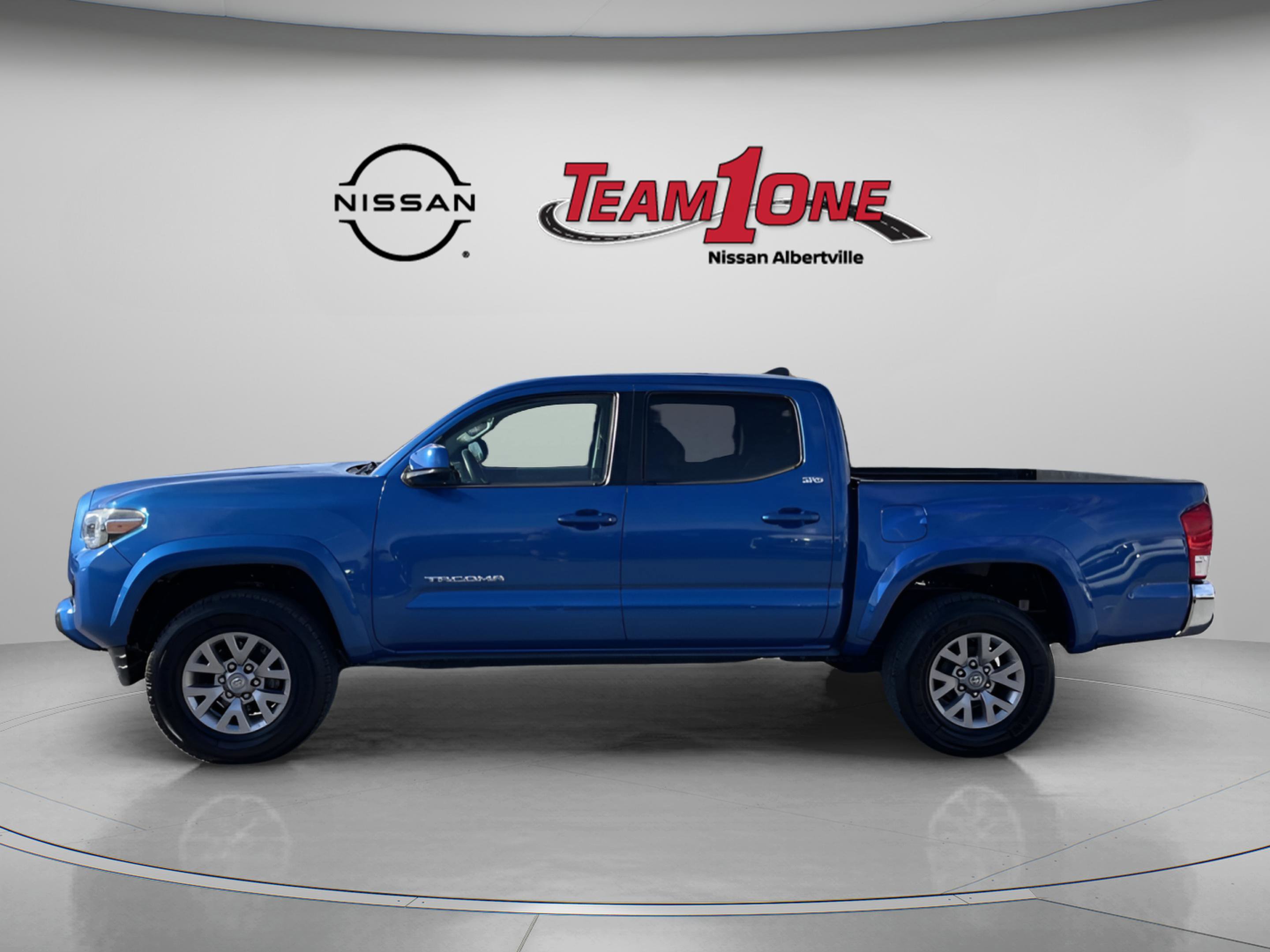 2016 Toyota Tacoma SR5 photo 2