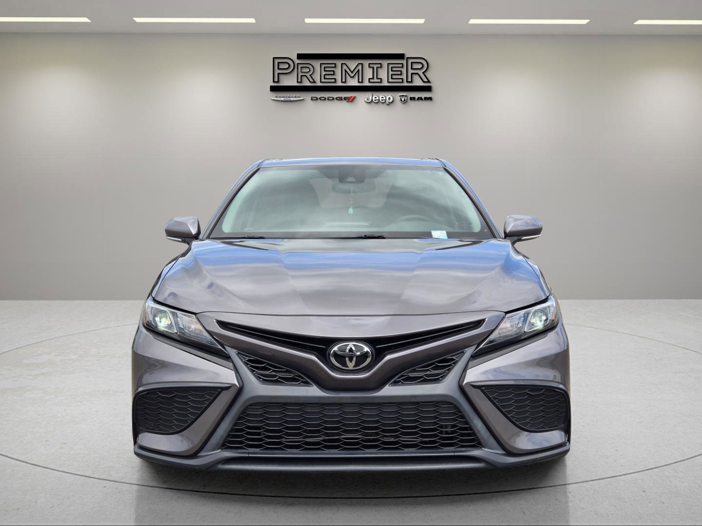 2022 Toyota Camry SE photo 2