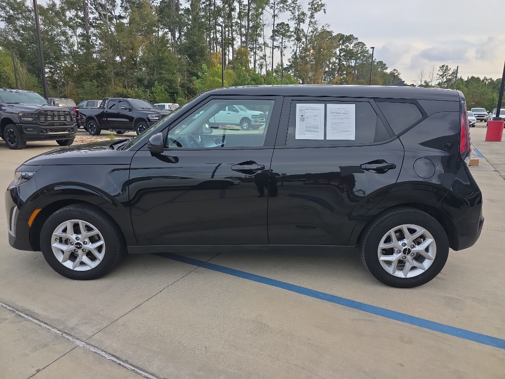 2024 Kia Soul LX photo 2