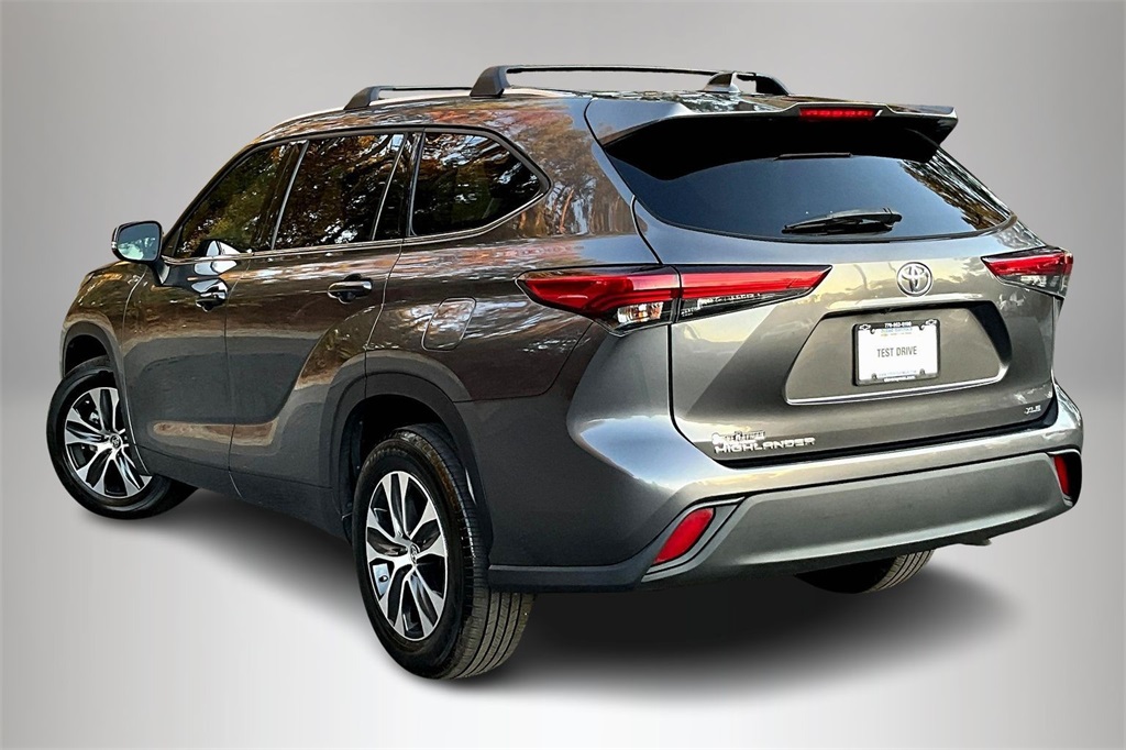 2021 Toyota Highlander XLE photo 3