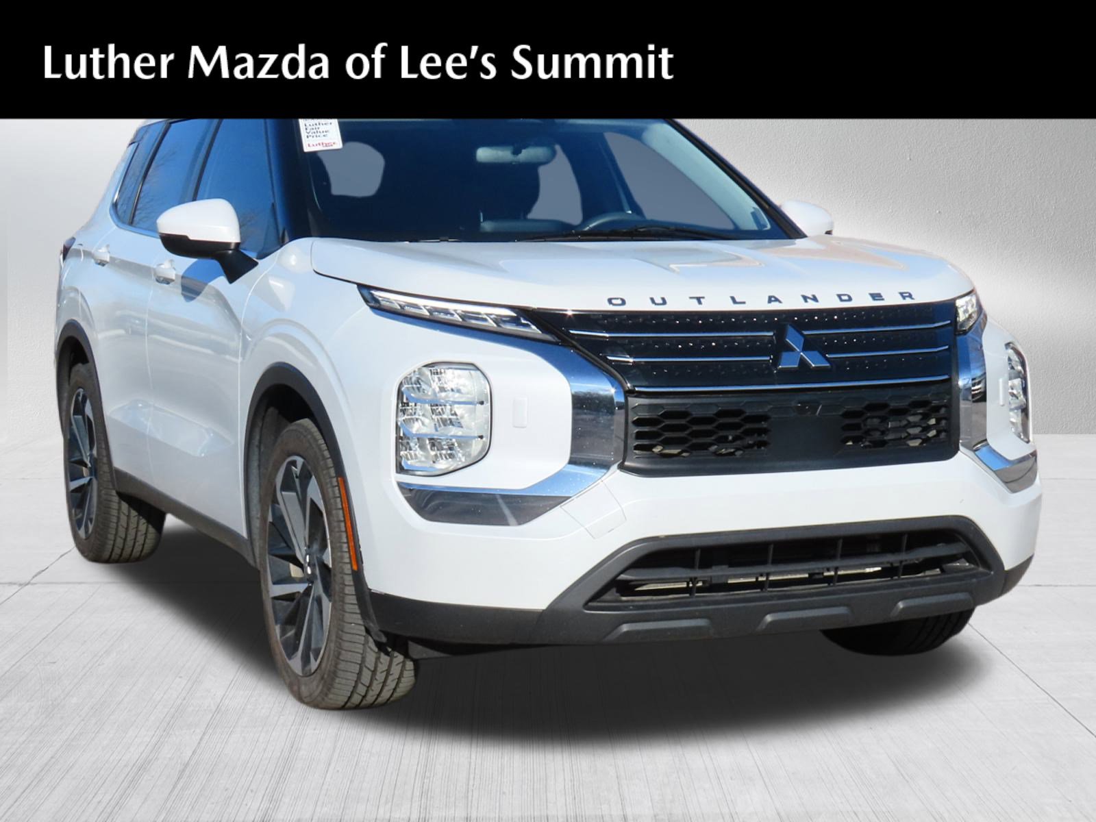 2022 Mitsubishi Outlander ES's photo