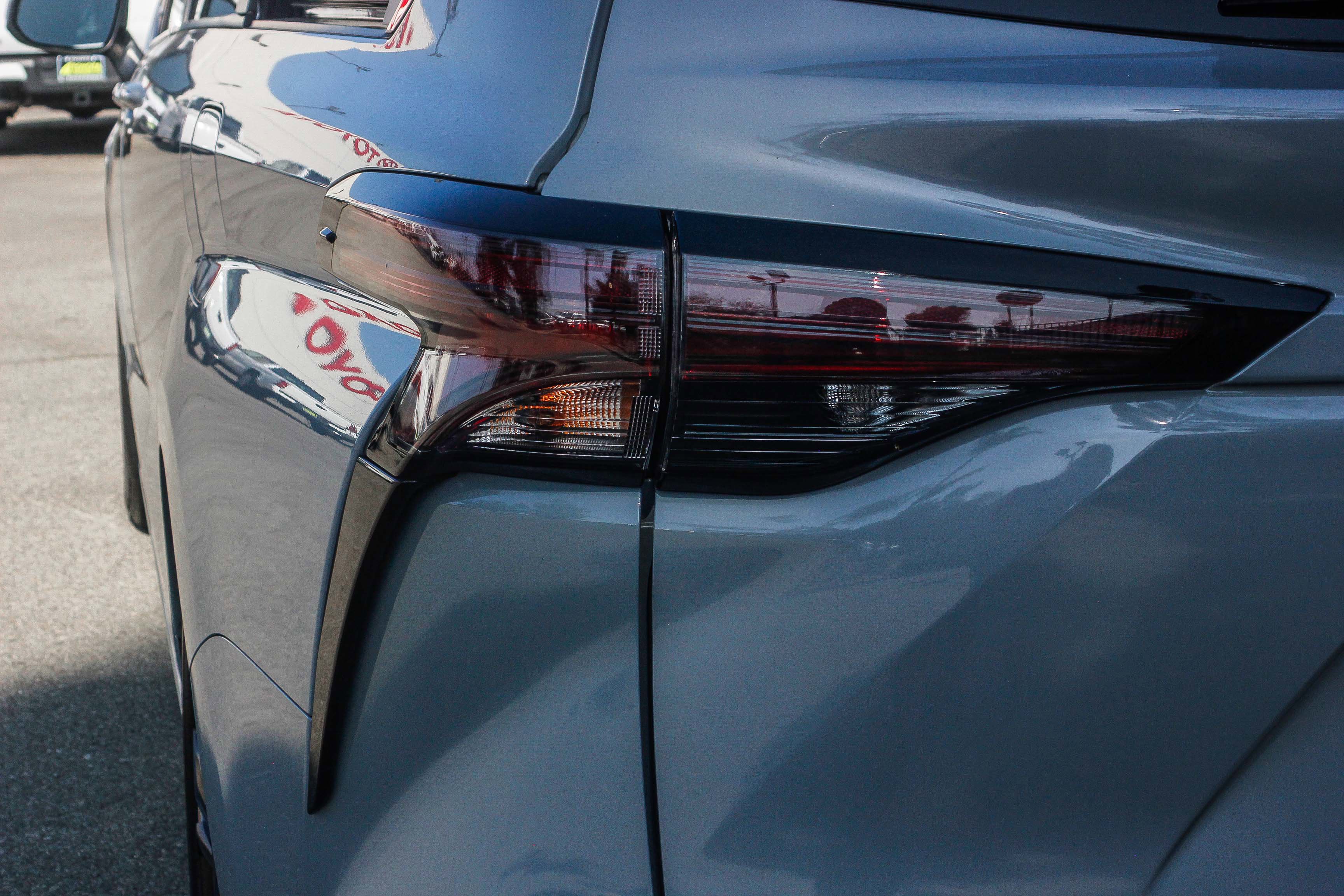 2024 Toyota Sienna Woodland Edition photo 4