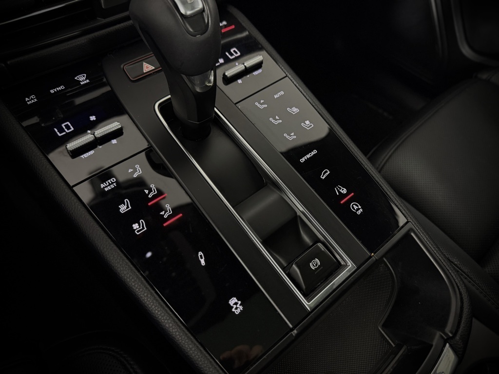 2025 Porsche Macan T photo 28