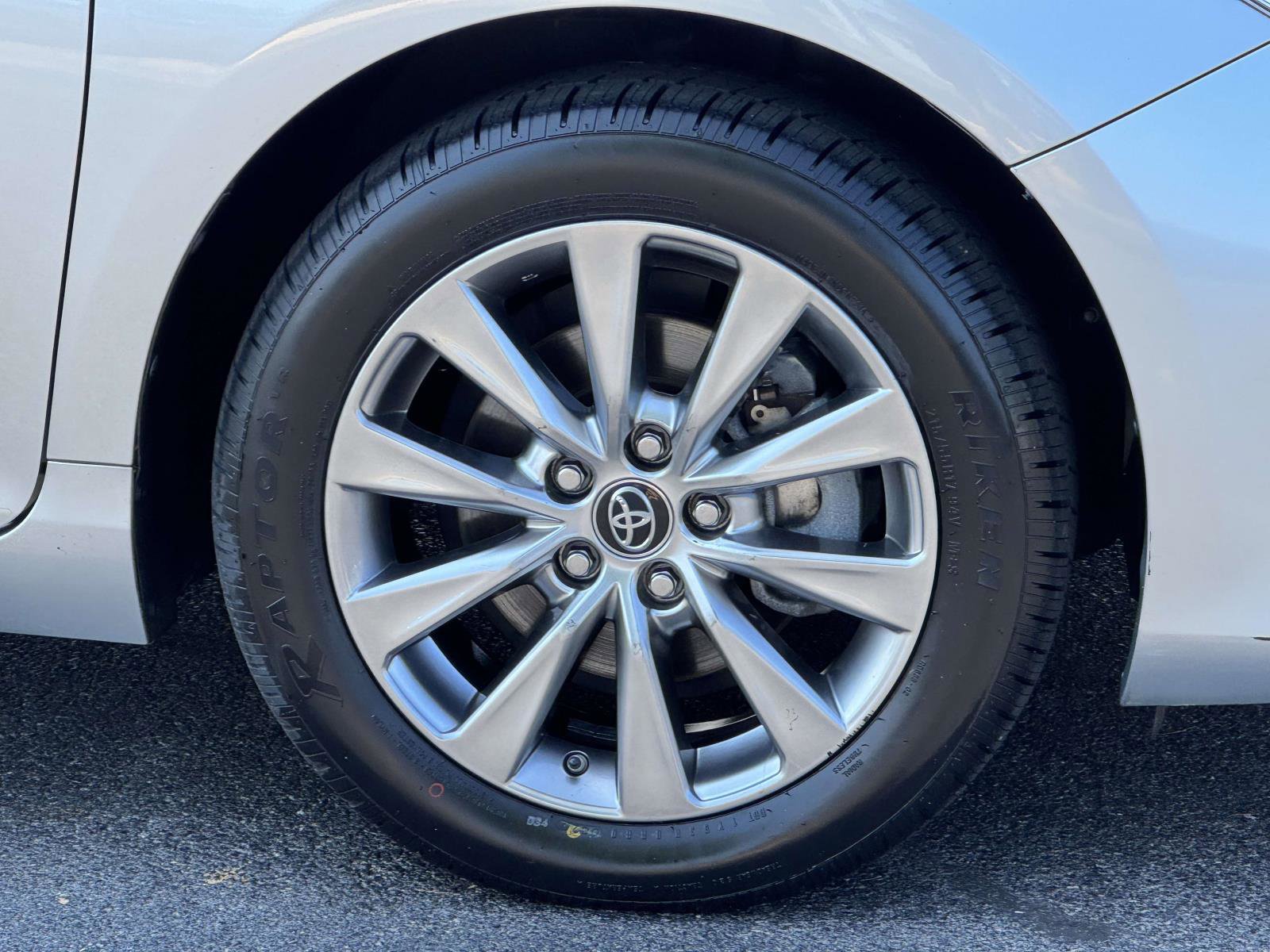 2017 Toyota Camry XLE photo 7