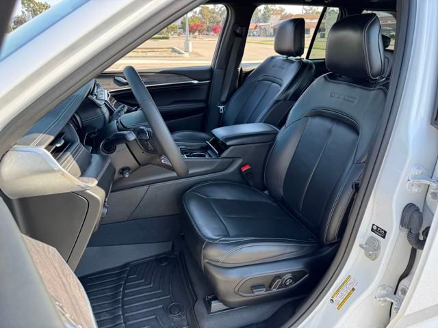 2023 Jeep Grand Cherokee Overland photo 3