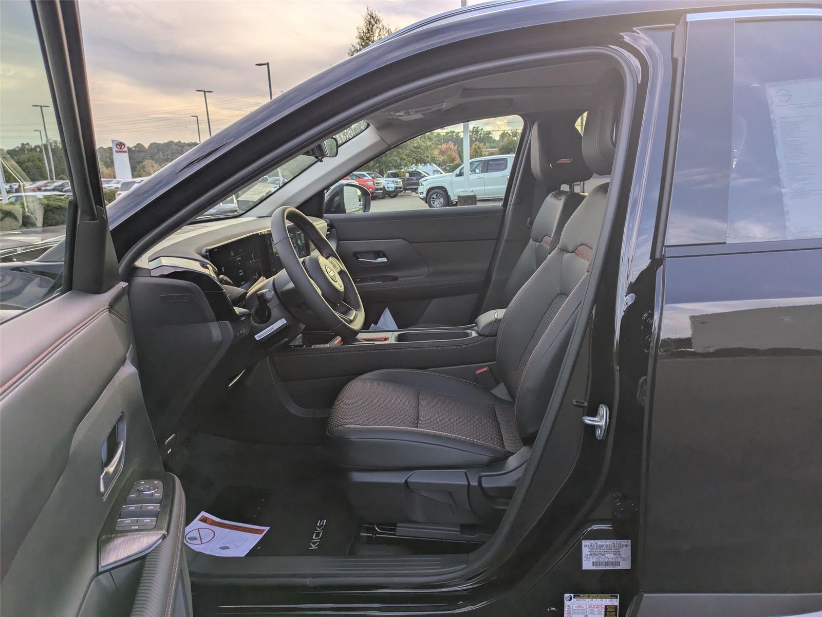2026 Nissan Kicks SR photo 8