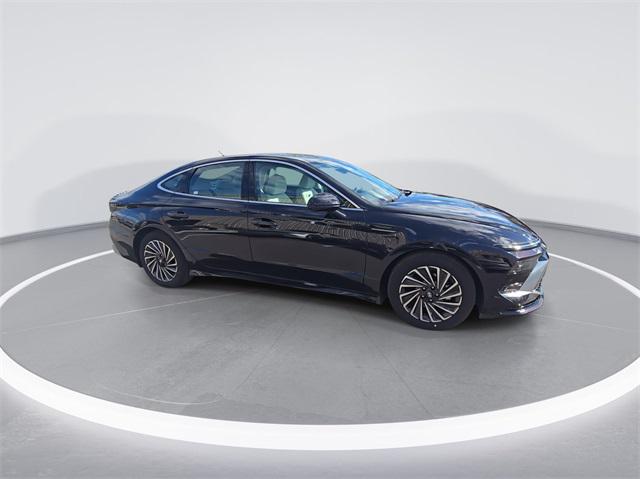 2025 Hyundai Sonata Hybrid Limited photo 2