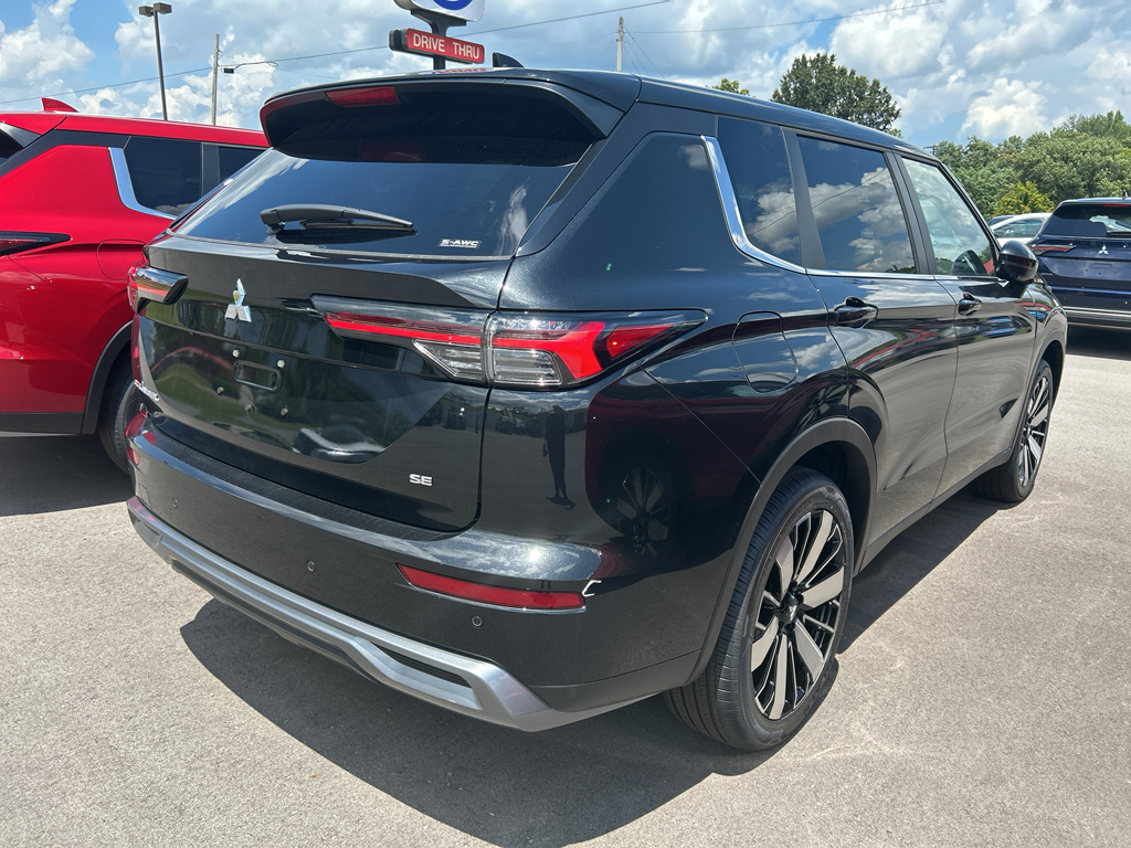 2025 Mitsubishi Outlander SE photo 4