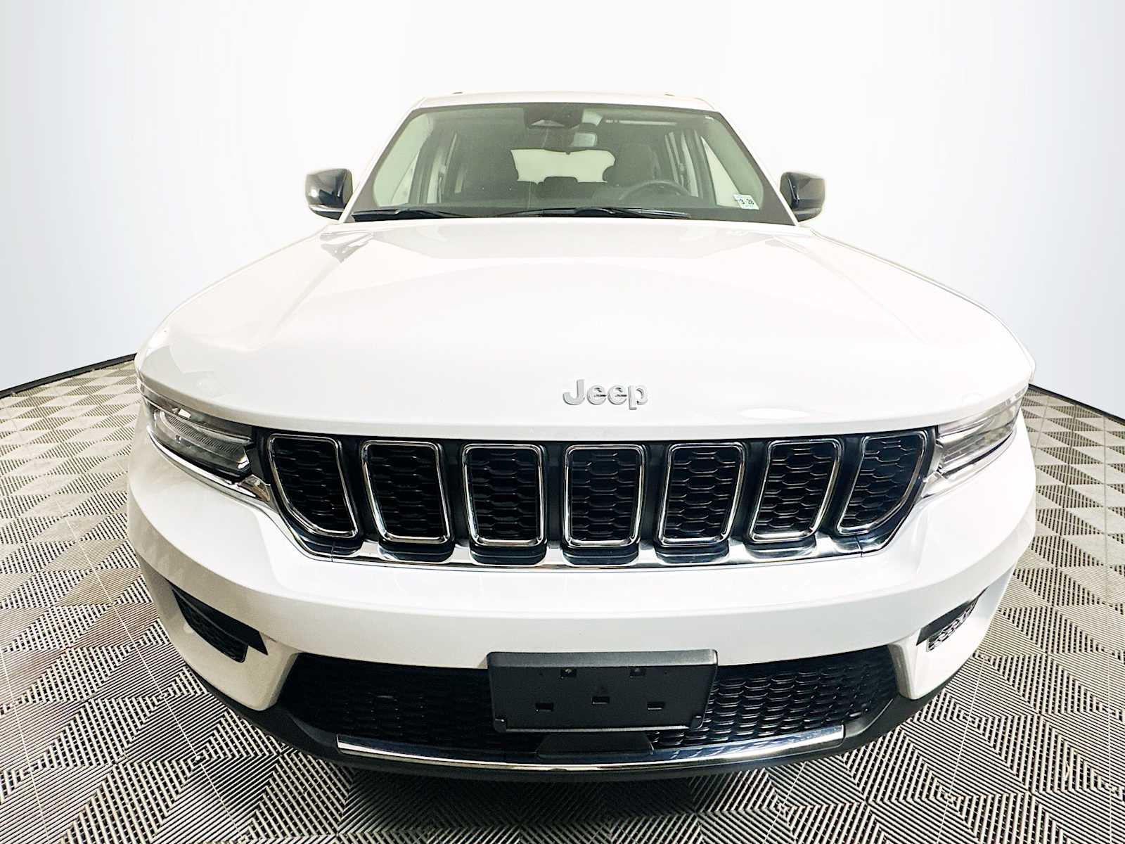 2023 Jeep Grand Cherokee Laredo photo 2