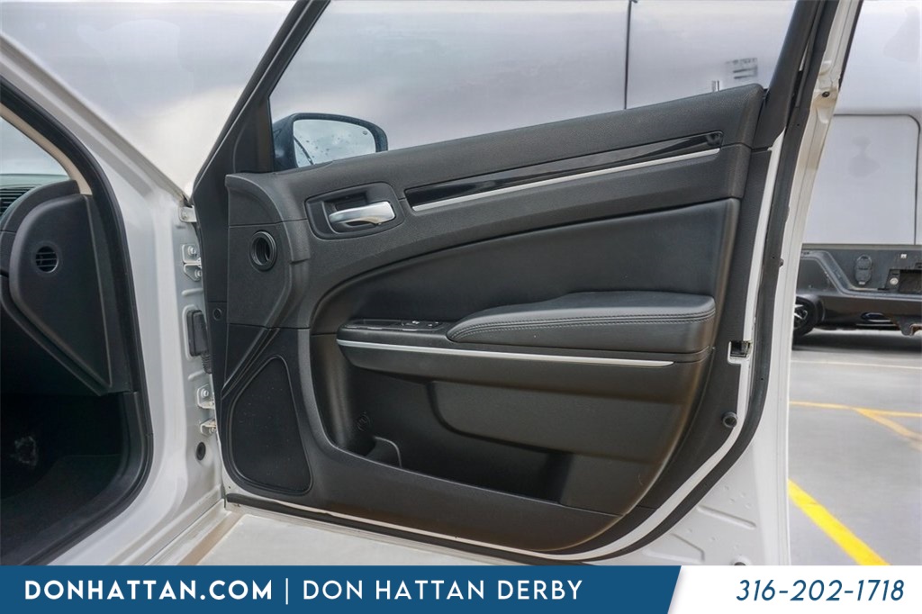 2023 Chrysler 300 Touring photo 7