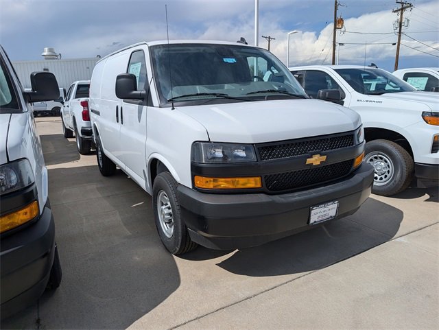 2025 Chevrolet Express Cargo 3500 photo 3