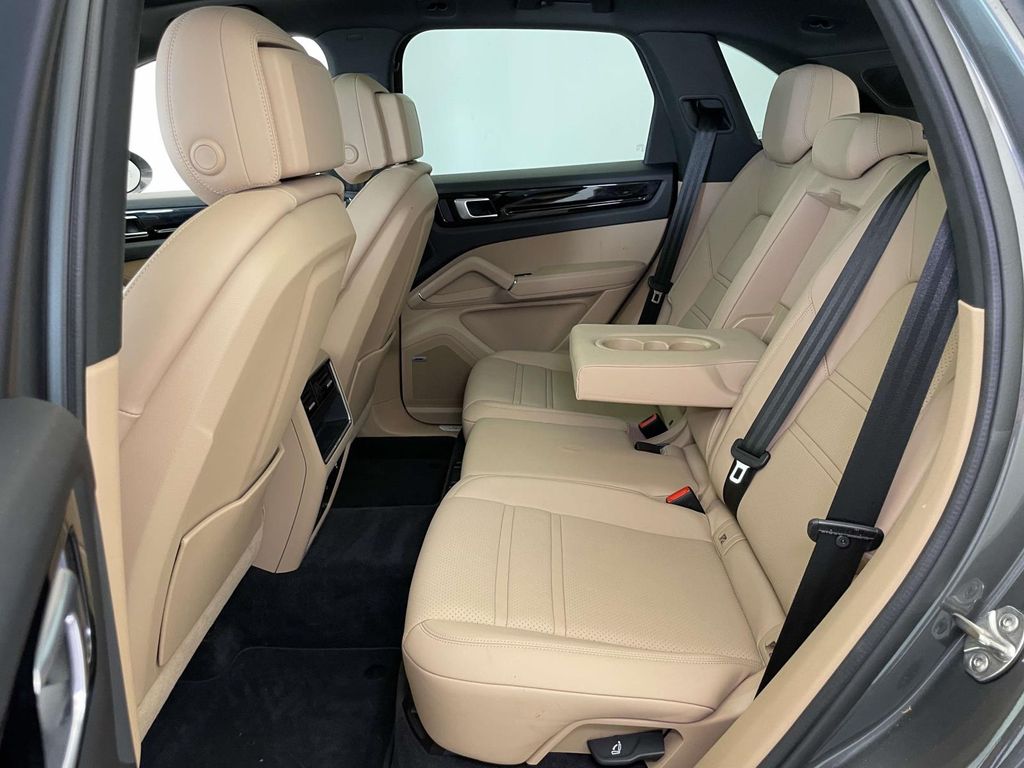2022 Porsche Cayenne E-Hybrid Base photo 19