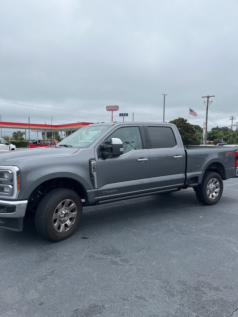 2024 Ford F-250 Lariat photo 2