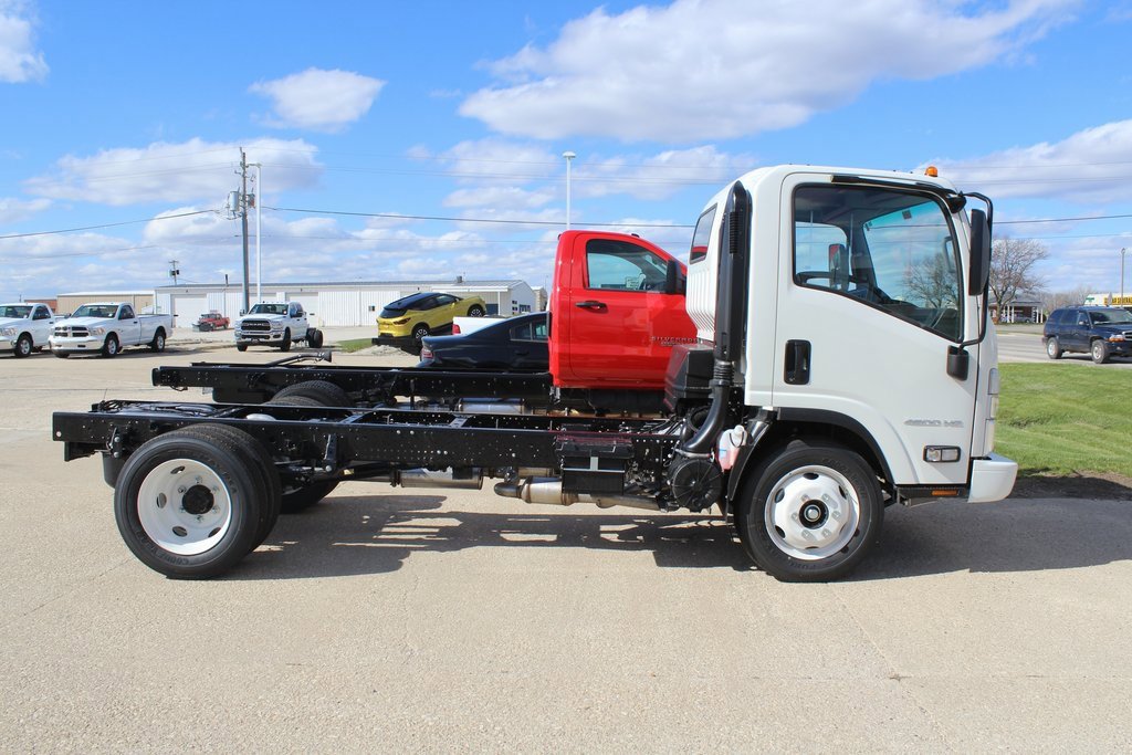 2024 Chevrolet Silverado 4500HD photo 2