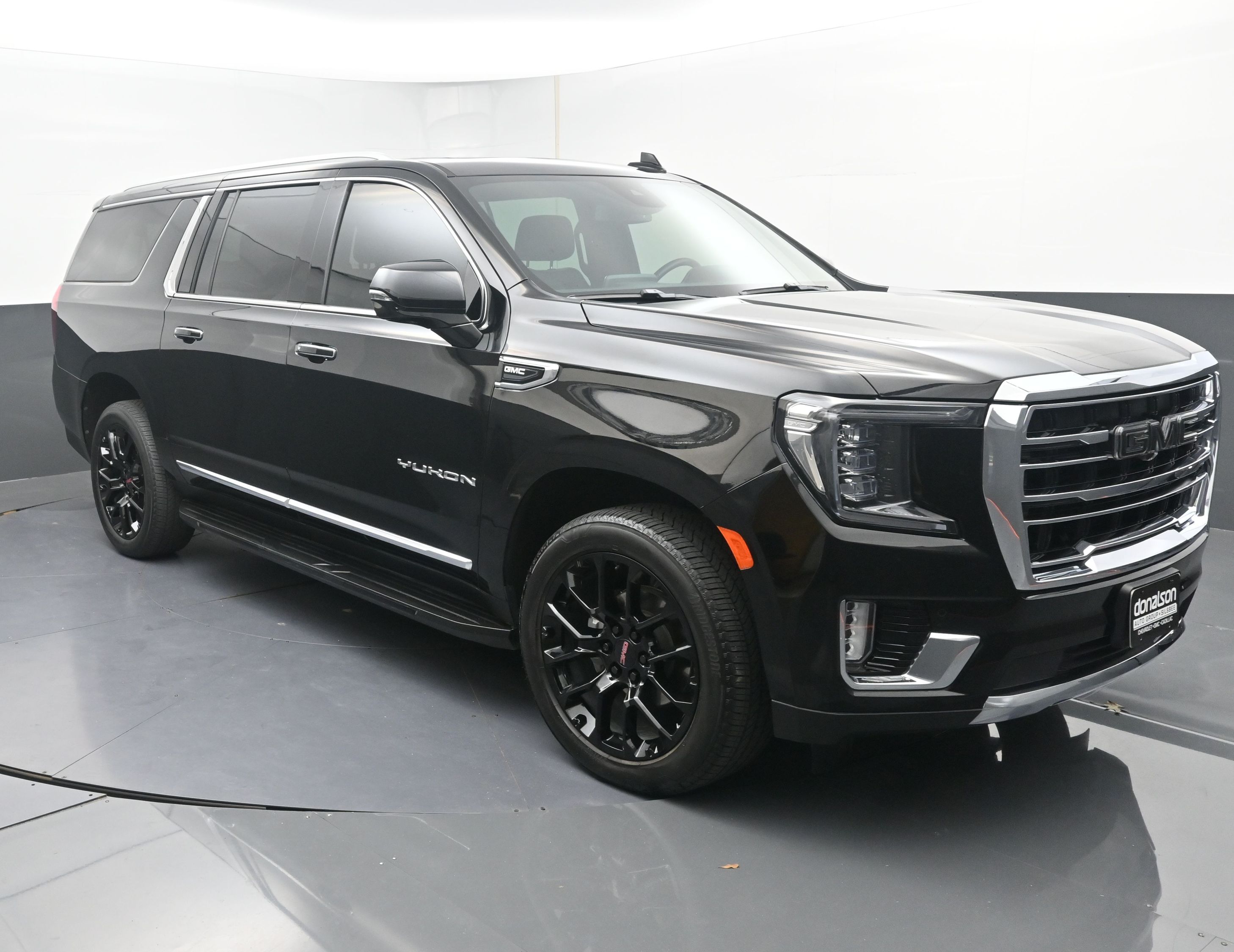 2023 GMC Yukon XL SLT's photo