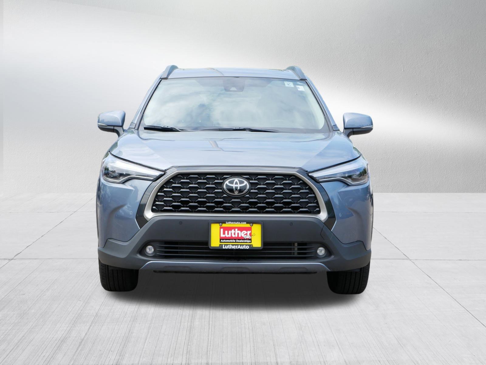 2022 Toyota Corolla Cross XLE photo 2