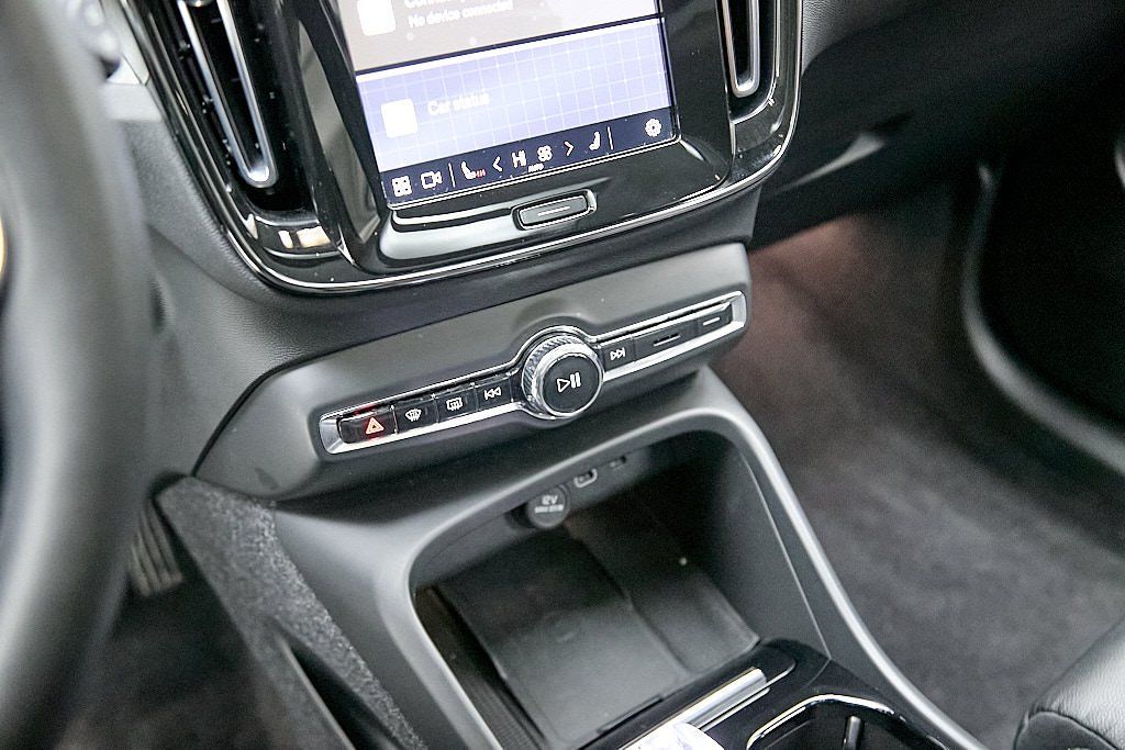 2023 VOLVO XC40 - Image 15