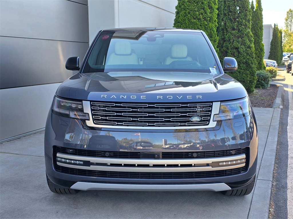 2025 Land Rover Range Rover SE photo 3
