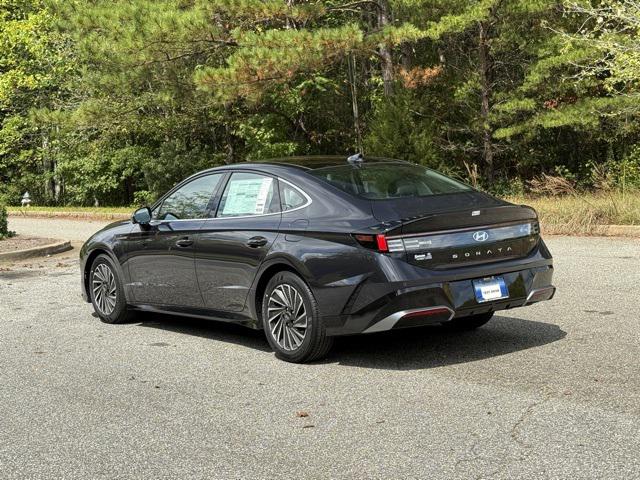 2025 Hyundai Sonata Hybrid Limited photo 2