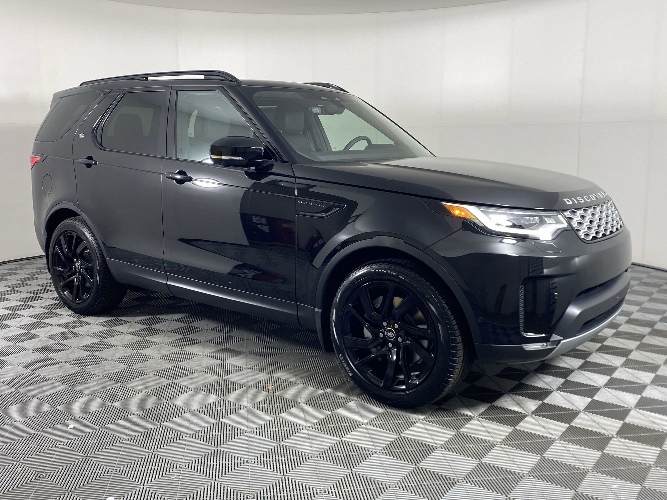 2025 Land Rover Discovery S photo 4