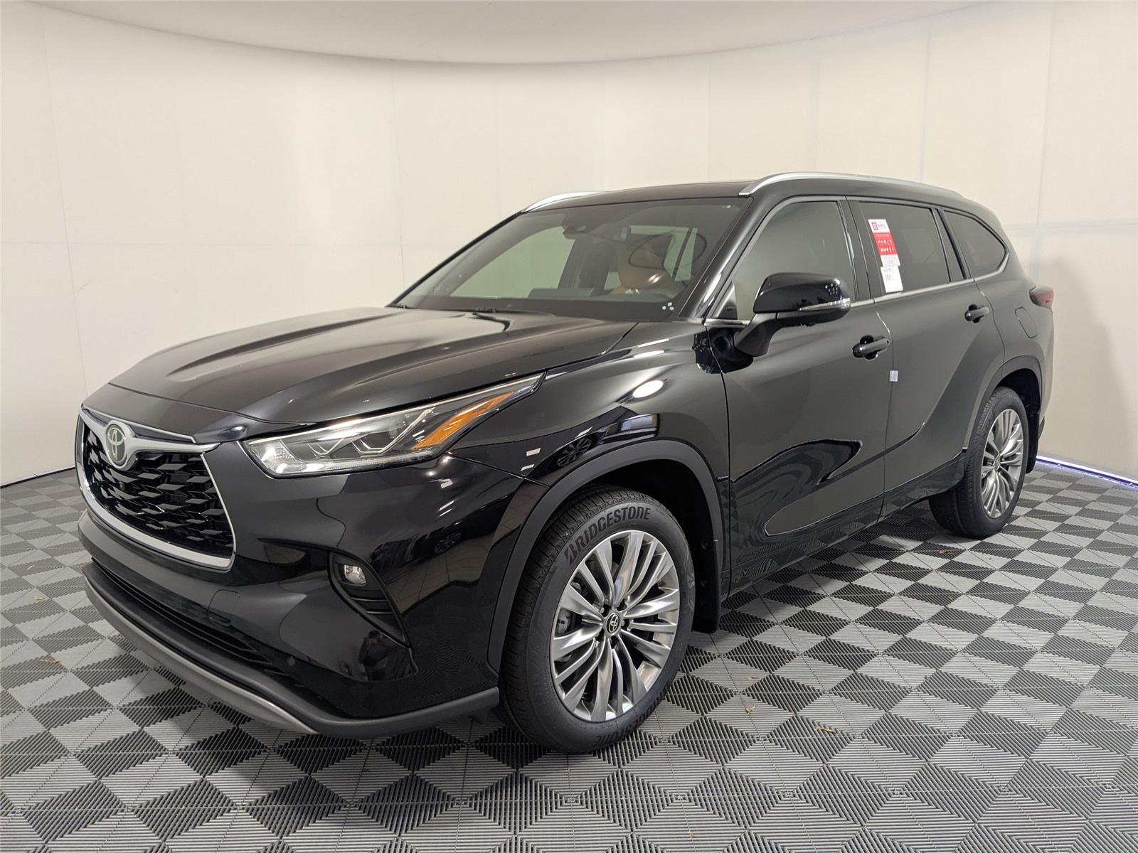 2026 Toyota Highlander Platinum's photo