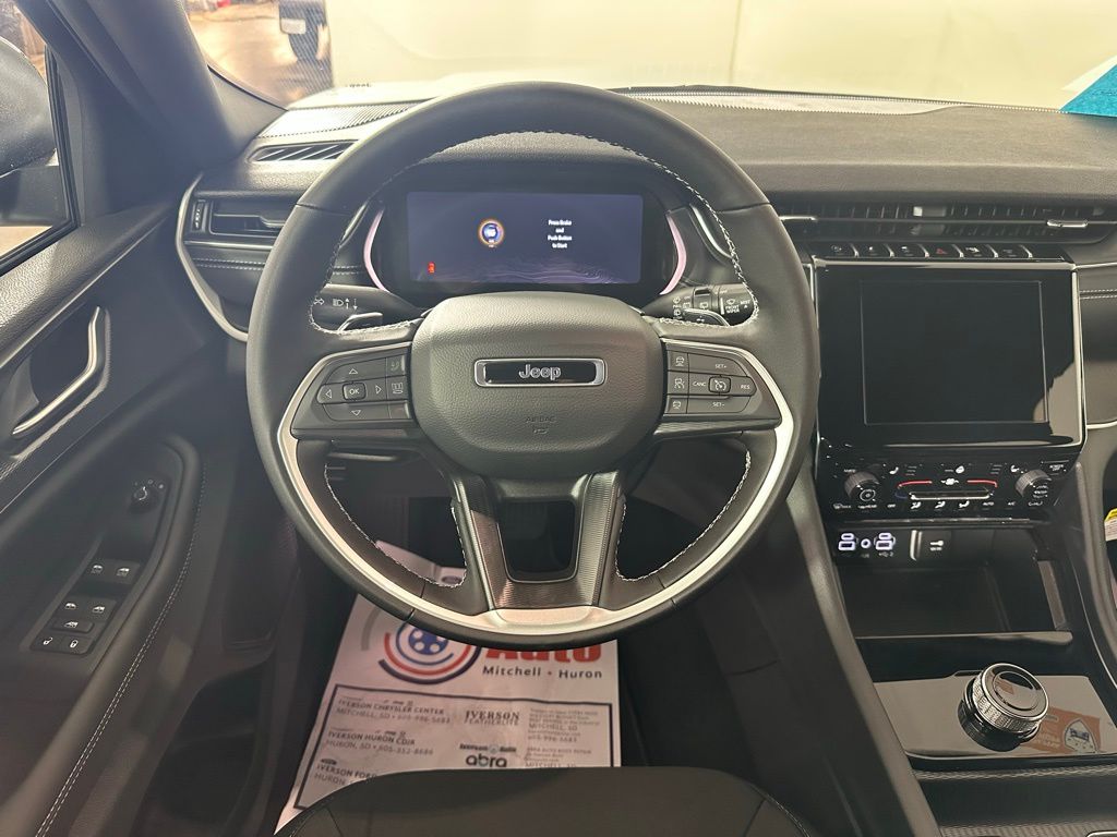 2025 Jeep Grand Cherokee Laredo photo 18