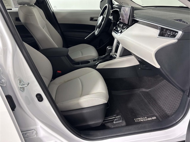 2023 Toyota Corolla Cross LE photo 8