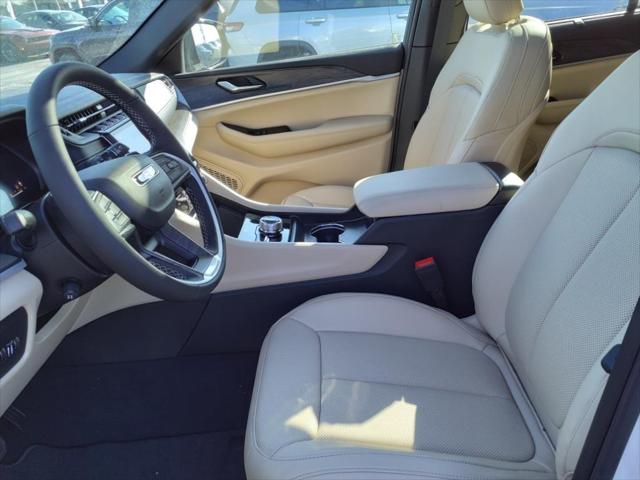 2025 Jeep Grand Cherokee Limited photo 2