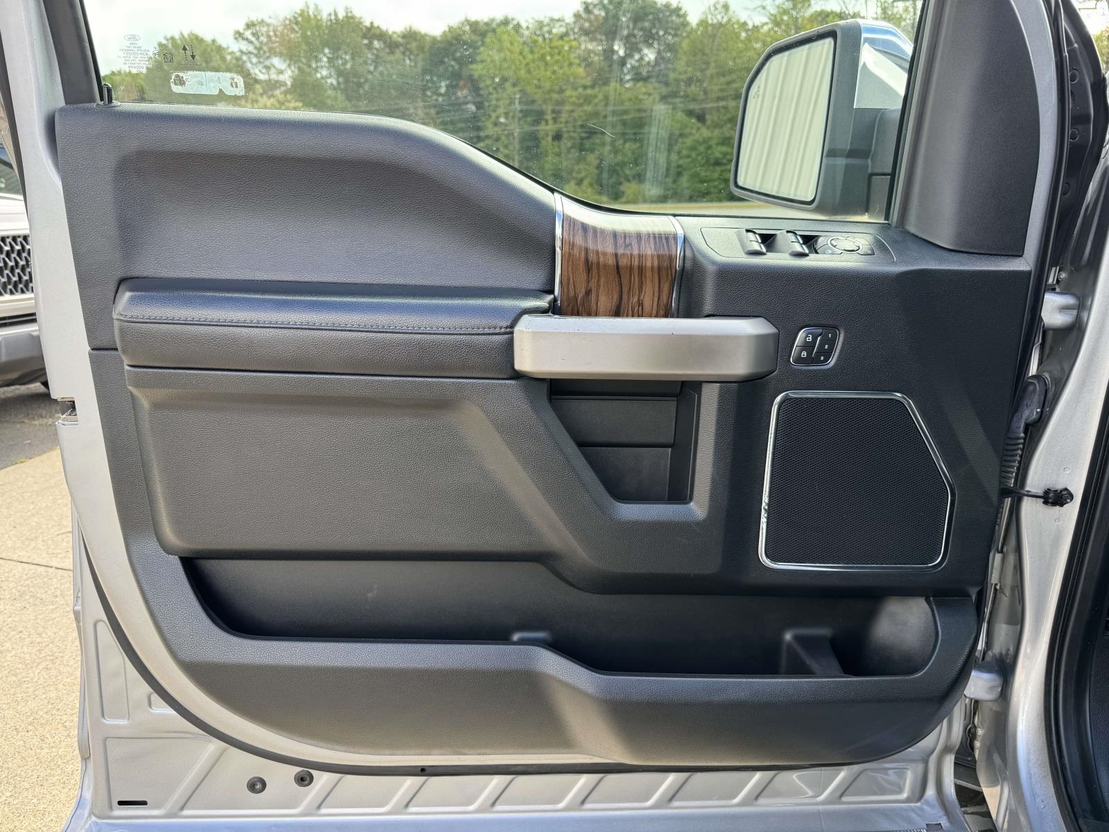 2020 Ford F-150 Lariat photo 29