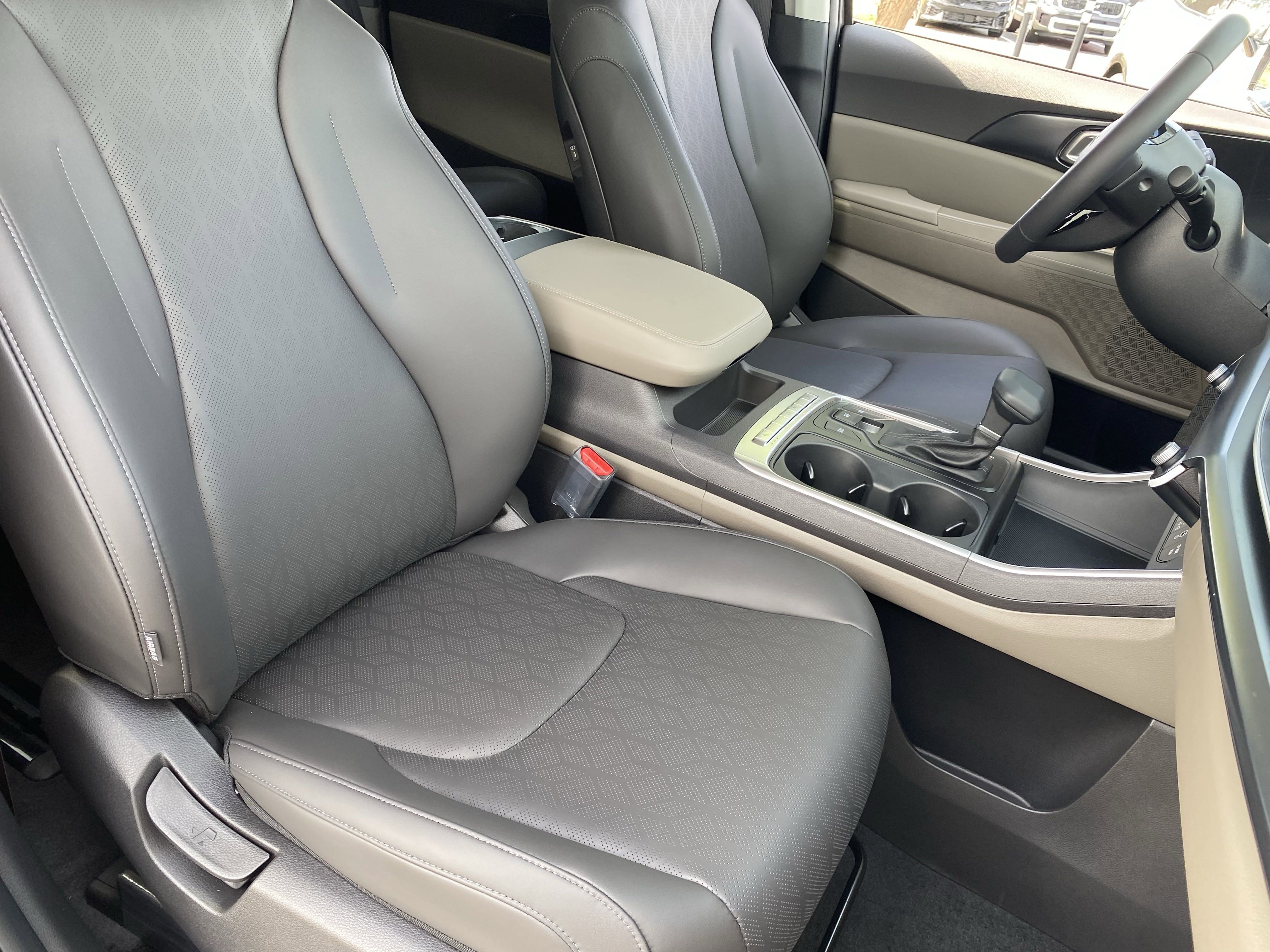 2026 Kia Carnival LXS photo 4