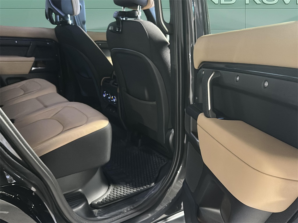 2025 Land Rover Defender 110 V8 photo 4