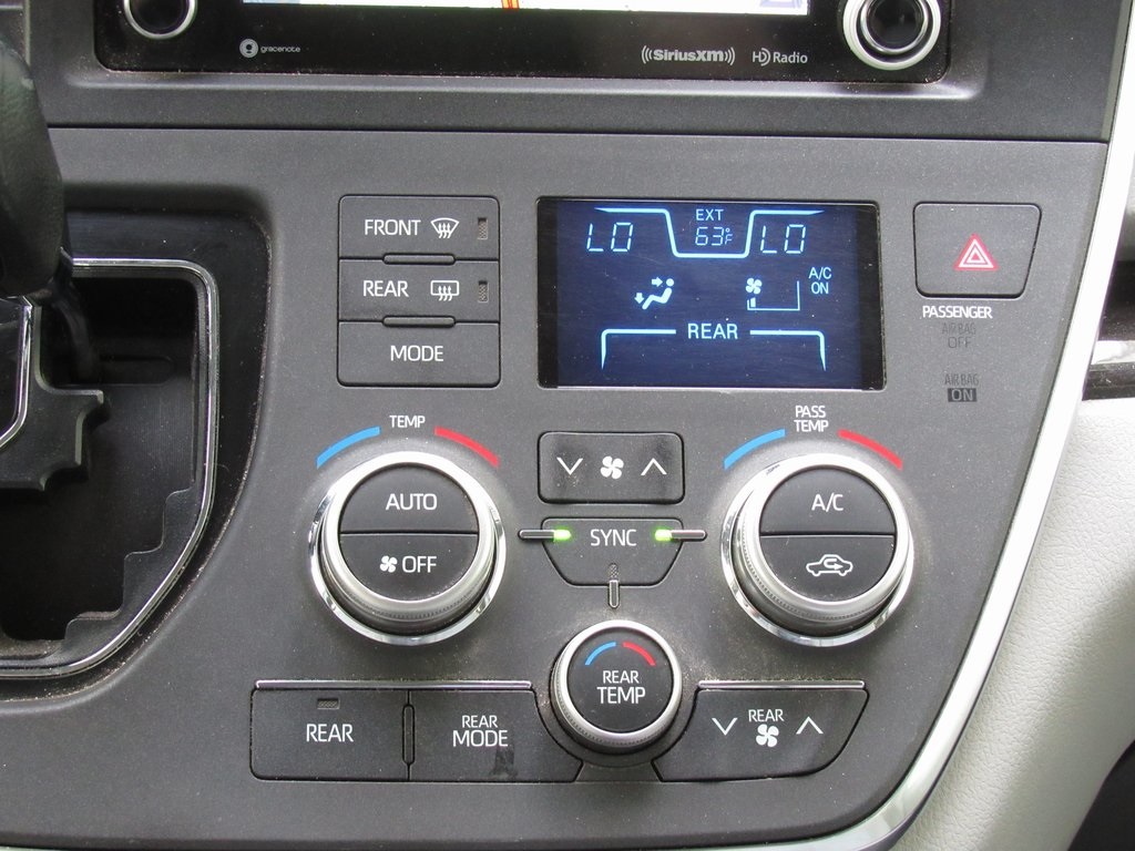 2018 Toyota Sienna XLE photo 31