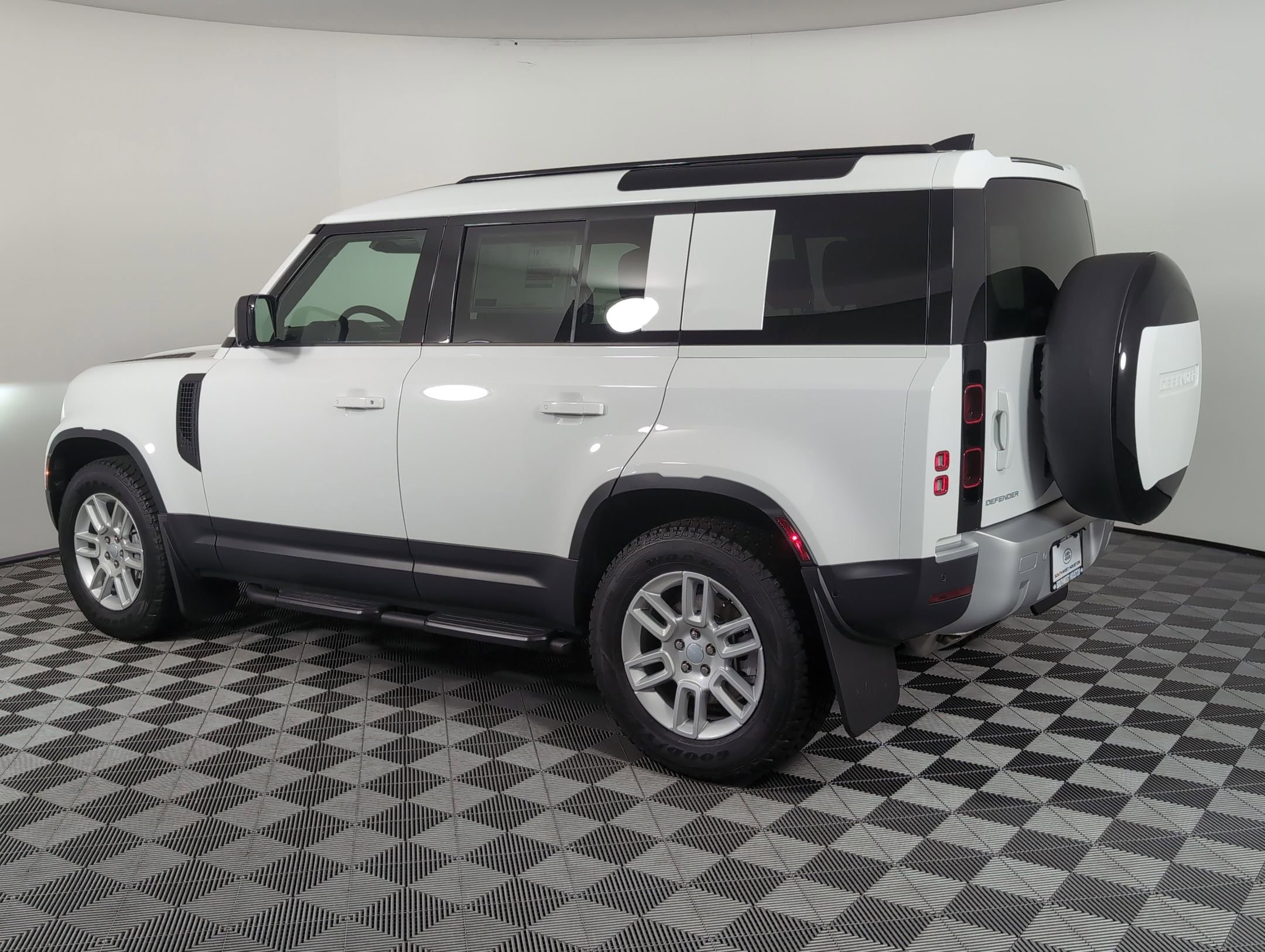2025 Land Rover Defender S photo 3