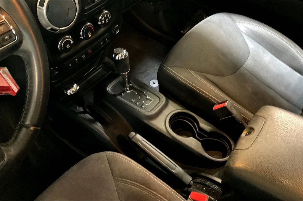 2016 Jeep Wrangler Unlimited Sahara photo 16