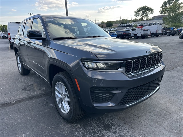 2025 Jeep Grand Cherokee Laredo X photo 3