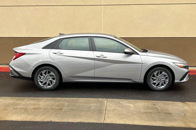 2026 Hyundai Elantra Hybrid Blue photo 4