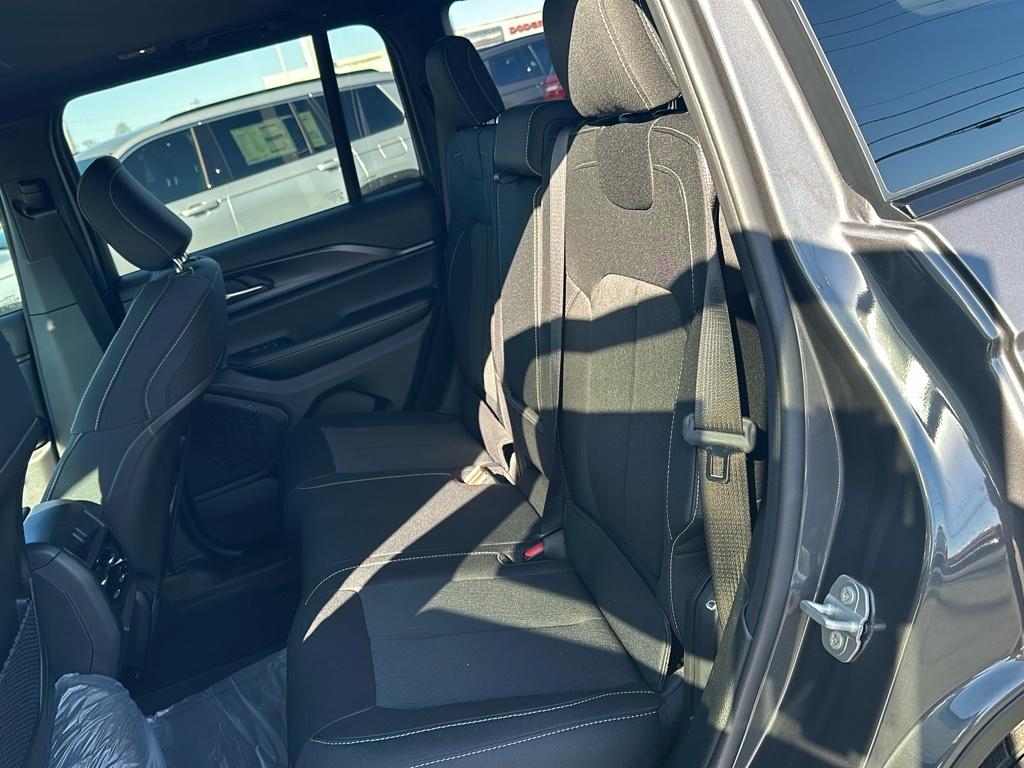 2025 Jeep Grand Cherokee Laredo photo 15