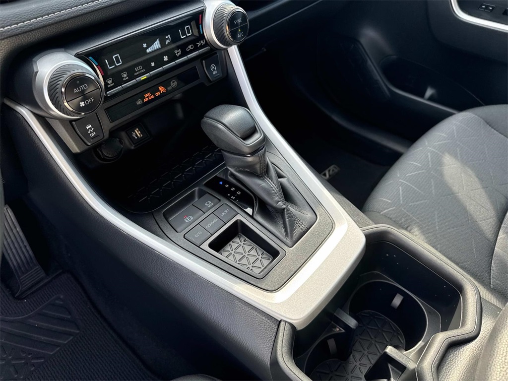 2024 Toyota RAV4 XLE photo 21