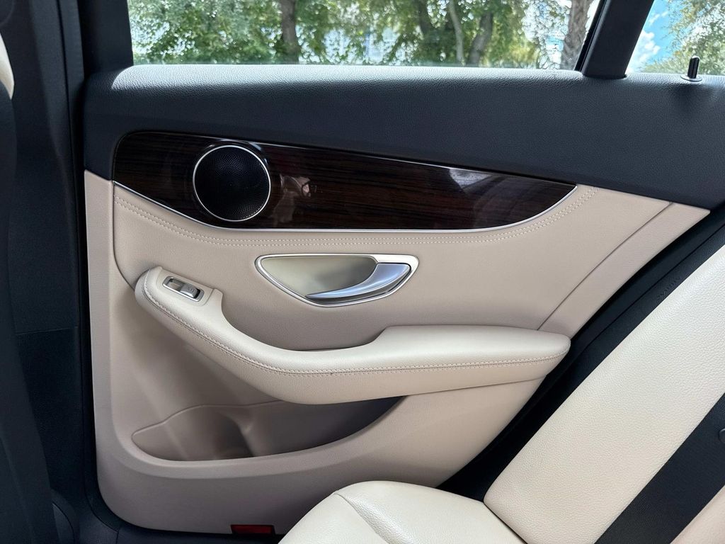2016 Mercedes Benz C 300 photo 15