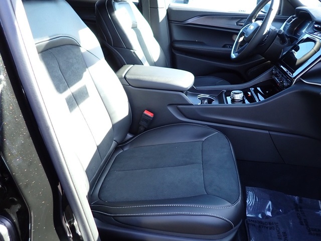 2025 Jeep Grand Cherokee Altitude photo 9