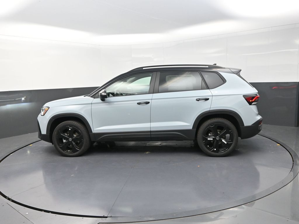 2025 Volkswagen Taos SE photo 4
