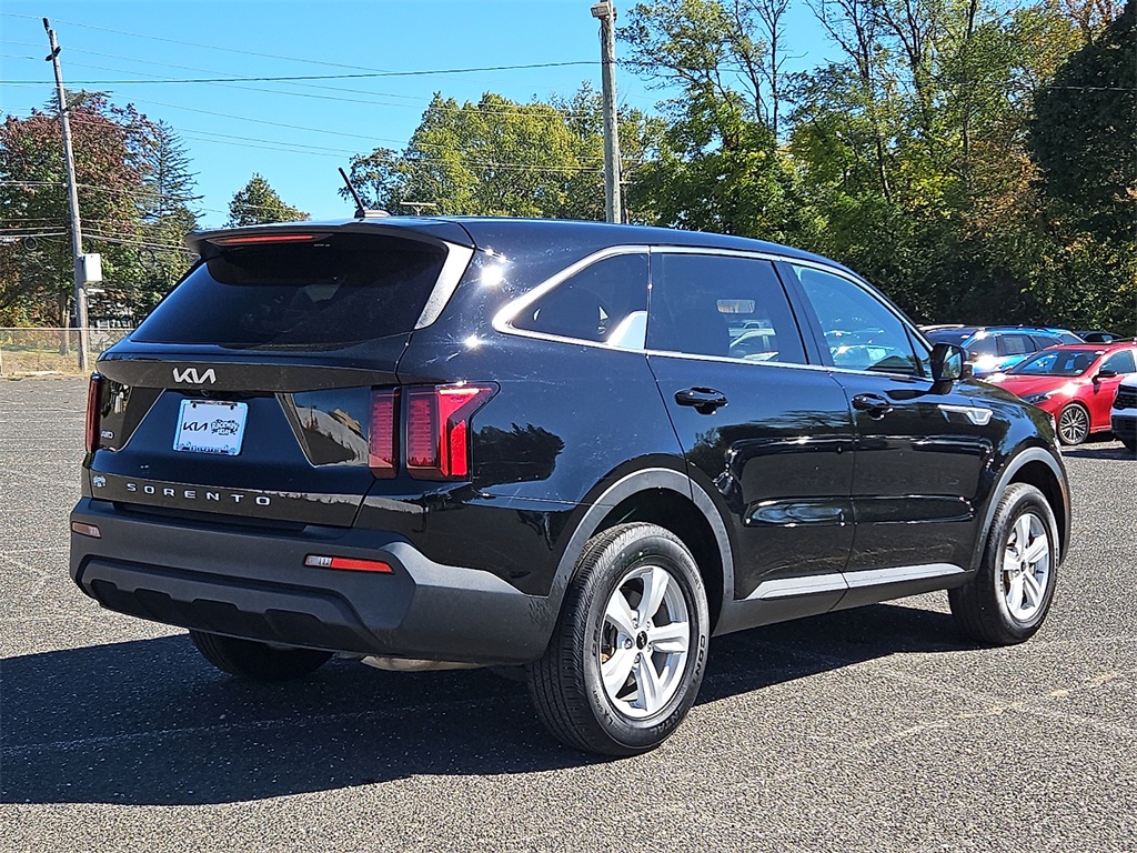 2022 Kia Sorento LX photo 4