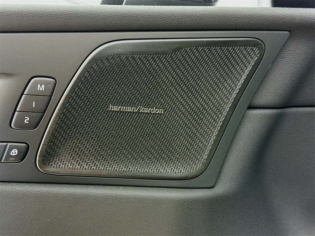 2025 Volvo XC60 Hybrid T8 photo 18