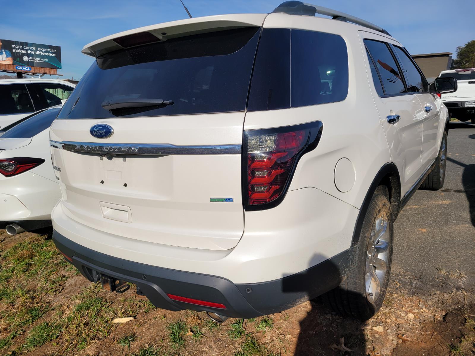 2015 Ford Explorer XLT photo 4