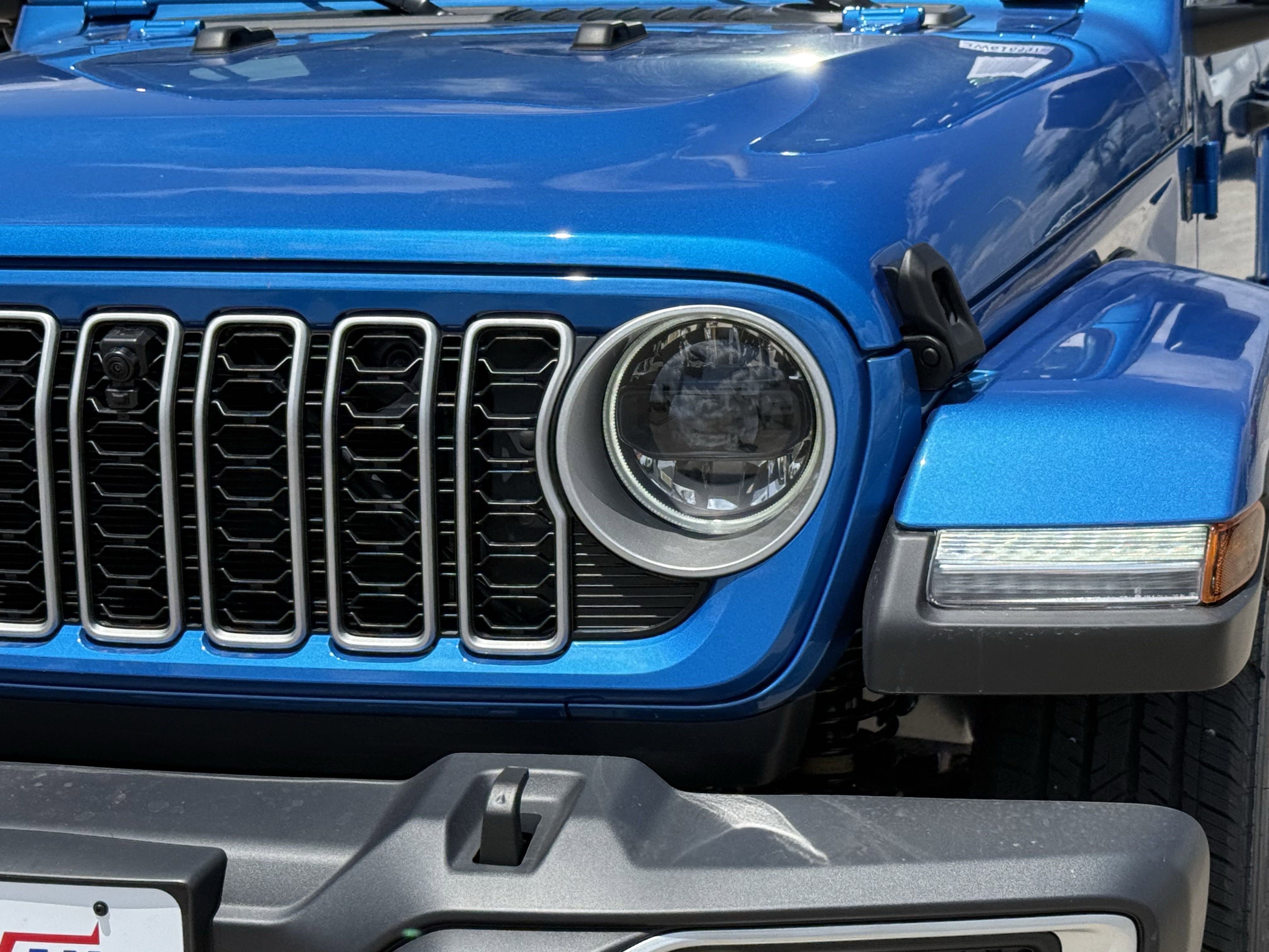 2025 Jeep Wrangler Sahara photo 4